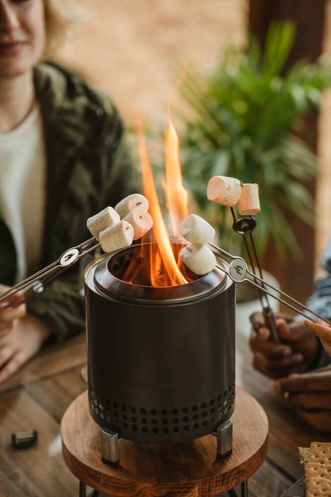 mesa-xl-ohnisko-cierna-solo-stove-opekanie-mashmallows